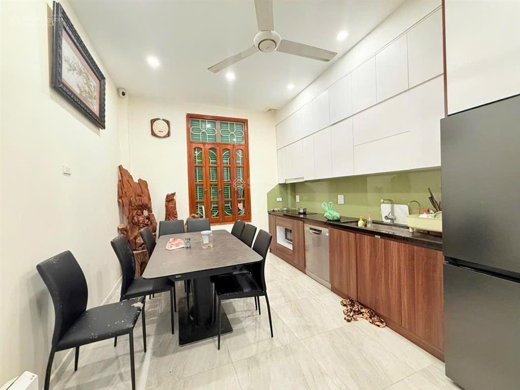 Chính chủ cần bán nhà riêng p hoàng cầu  hà nôi  dt45m * 4t  mặt ngõ thông, ô tô, kd  chỉ 18.9t