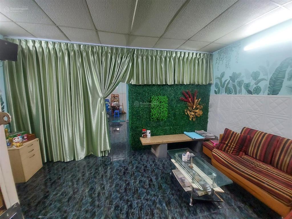 Bán nhà khu sân bay  dt 100m2 đẹp nở hậu. chào nhỉnh 11 tỷ tl