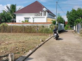 Bán đất mặt tiền đường bê tông 5m tu bông ngang 7m vuông vắn, có 60m2 thổ cư (15 triệu/m2)