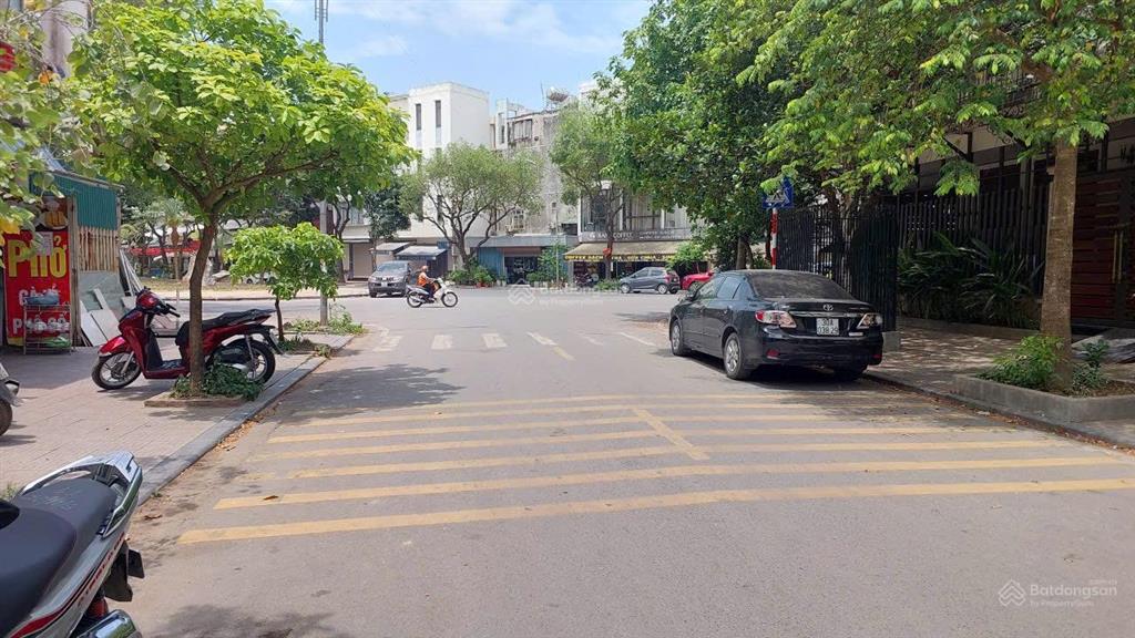 Giảm 3 tỷ bán nhanh lk văn phú 90m2, nhìn công viên, kd, 17 tỷ