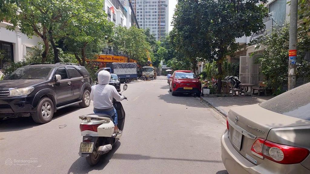 Giảm 3 tỷ bán nhanh lk văn phú 90m2, nhìn công viên, kd, 17 tỷ