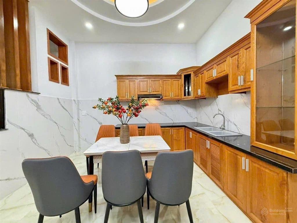Hạ giá 1 tỷ đồng. bán gấp nhà 3 tầng 81m². hẻm 8m một trục đường lê thị riêng, phường thới an, q12