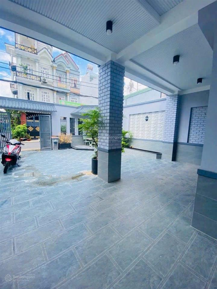Cho thuê nhà 8x30m, xây 1 tầng có 6 phòng ngủ. mặt tiền đường 10m thông lê thị riêng, q12