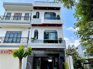 Nhà phố ngang 5m  ngã tư bình chuẩn tp thuận an