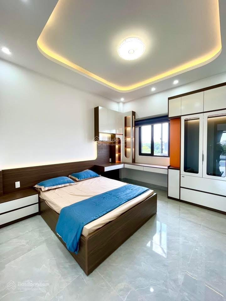 Nhà phố ngang 5m  ngã tư bình chuẩn tp thuận an