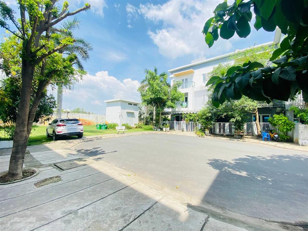 Cần cho thuê nhà mega village 1 trệt 2 lầu full nội thất 3 phòng ngủ.  0904 677 *** em khánh vân ạ
