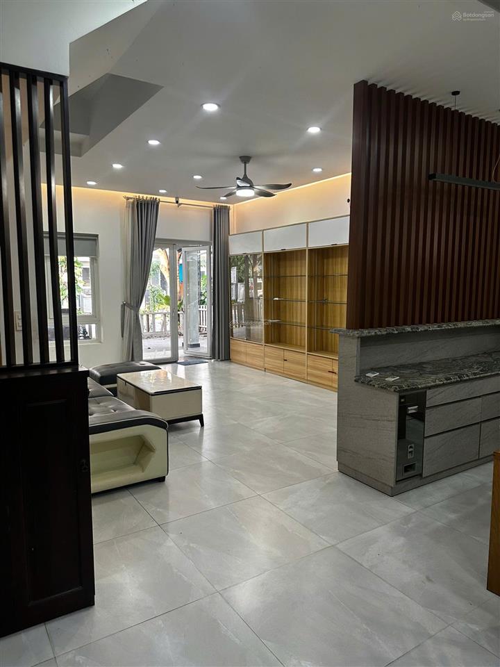 Cần cho thuê biệt thự song lập kdc melosa garden 3 lầu nội thất khá đầy đủ 4 phòng ngủ 18tr/tháng