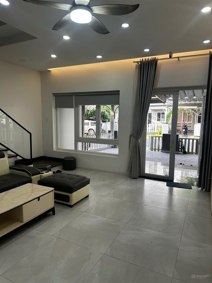 Cần cho thuê biệt thự song lập kdc melosa garden 3 lầu nội thất khá đầy đủ 4 phòng ngủ 18tr/tháng