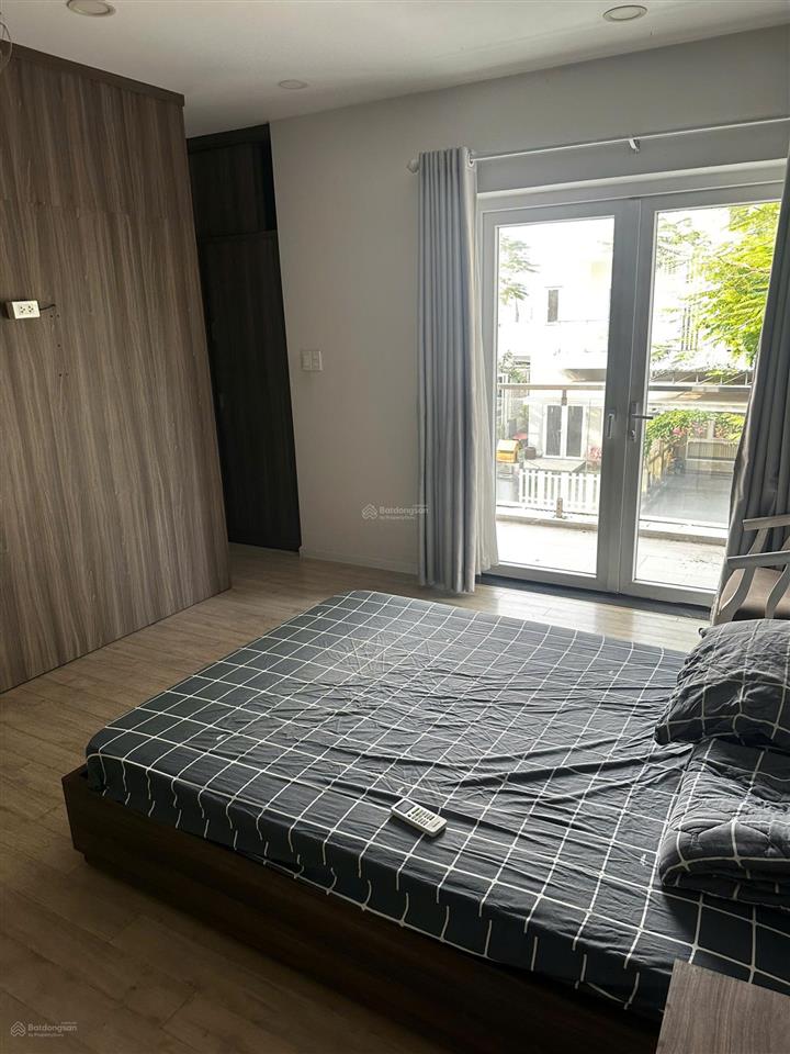 Cần cho thuê biệt thự song lập kdc melosa garden 3 lầu nội thất khá đầy đủ 4 phòng ngủ 18tr/tháng