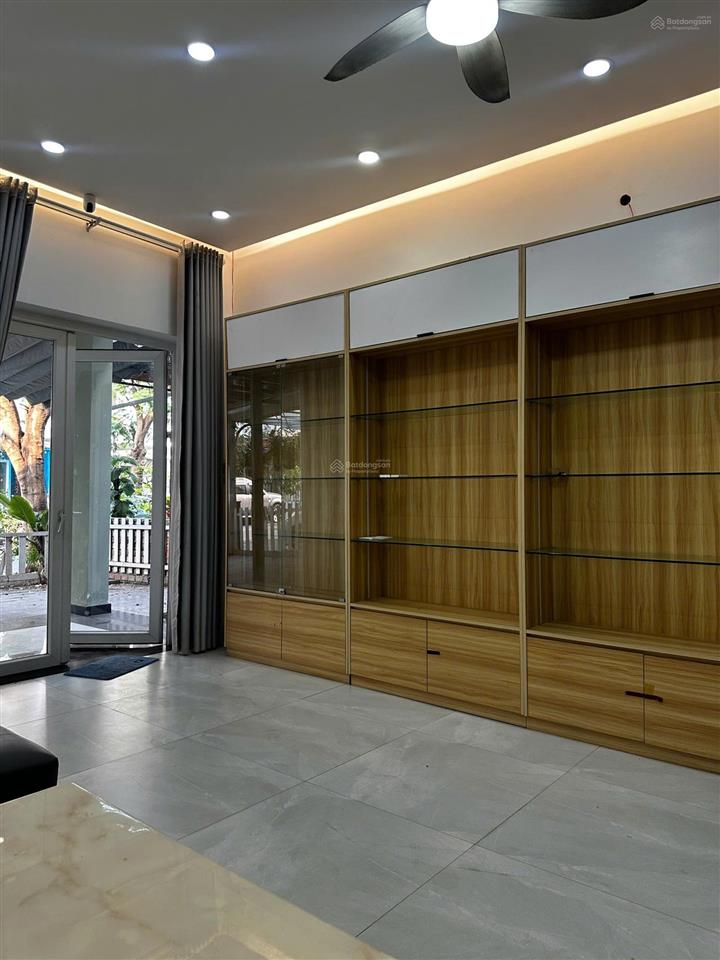 Cần cho thuê biệt thự song lập kdc melosa garden 3 lầu nội thất khá đầy đủ 4 phòng ngủ 18tr/tháng
