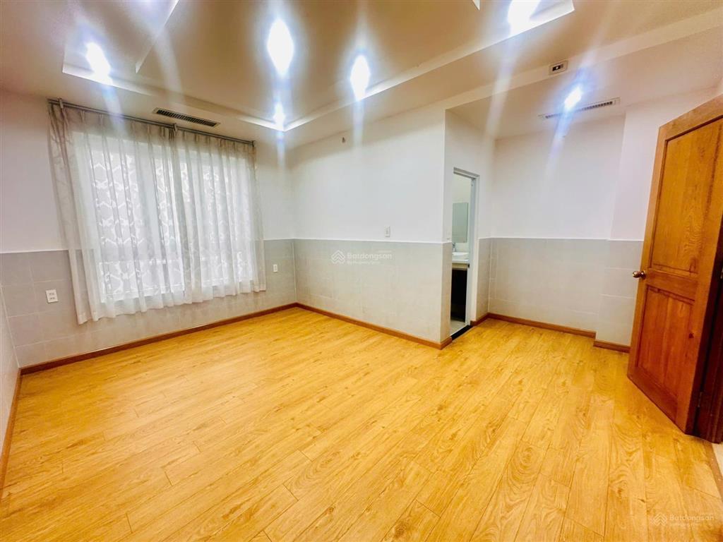 Biệt thự song lập góc 2 mặt giá 20tr/tháng nt cơ bản 4 phòng ngủ. phù hợp mở văn phòng và để ở