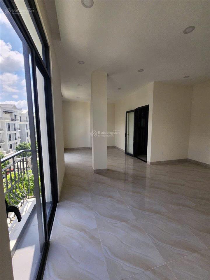 Cho thuê nhà phố 96m2  hoàn thiện cơ bản 32 triệu/tháng tại vinhomes grand park