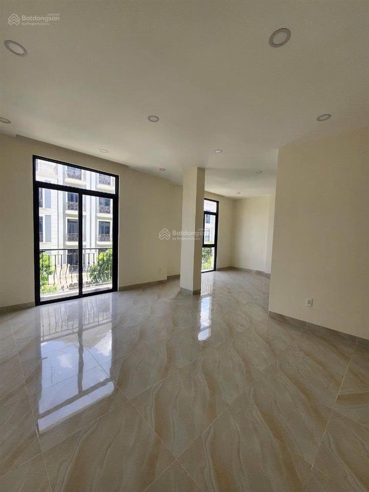 Cho thuê nhà phố 96m2  hoàn thiện cơ bản 32 triệu/tháng tại vinhomes grand park