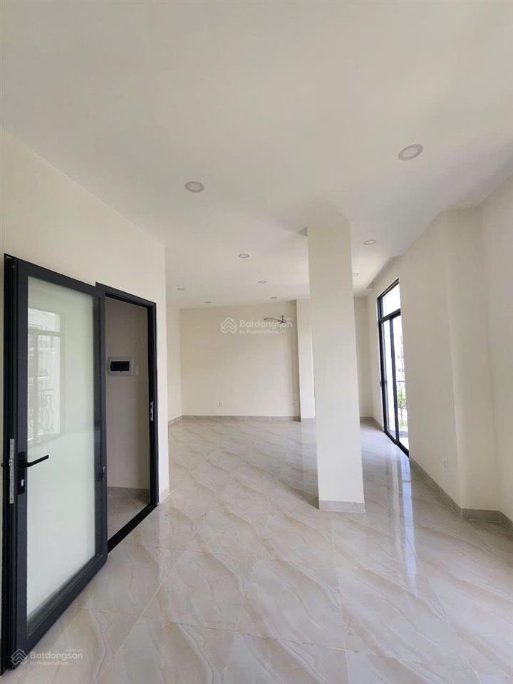 Cho thuê nhà phố 96m2  hoàn thiện cơ bản 32 triệu/tháng tại vinhomes grand park