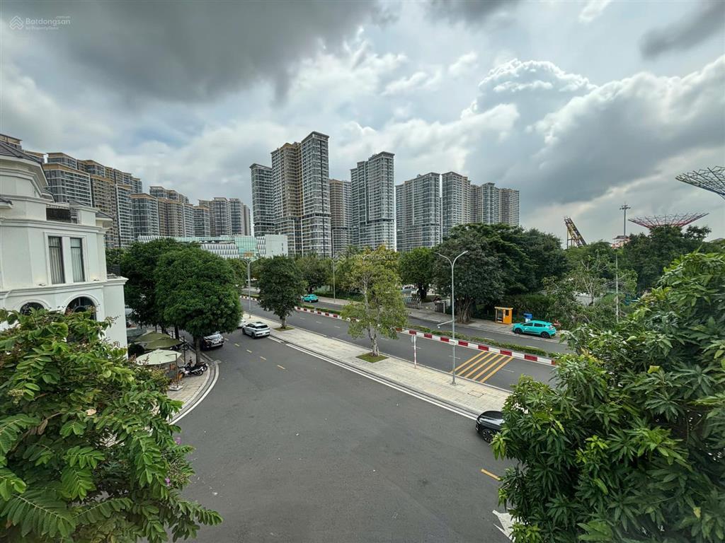 Biệt thự 220m2 hoàn thiện có thang máy,đối diện công viên 120 triệu/ tháng tại vinhomes grand park