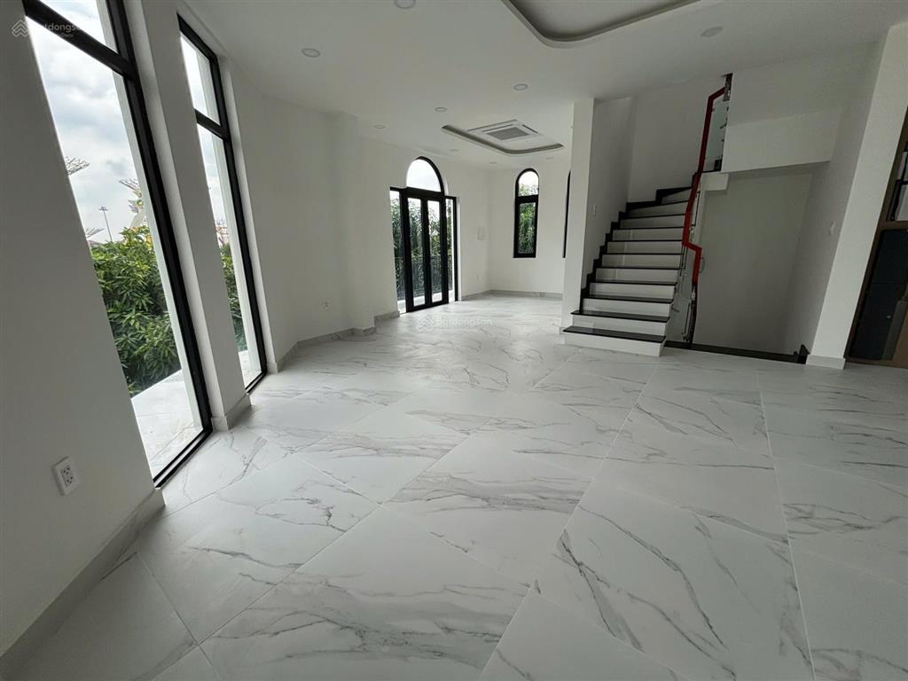 Biệt thự 220m2 hoàn thiện có thang máy,đối diện công viên 120 triệu/ tháng tại vinhomes grand park