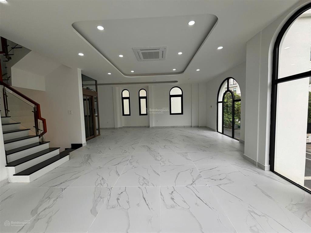 Biệt thự 220m2 hoàn thiện có thang máy,đối diện công viên 120 triệu/ tháng tại vinhomes grand park
