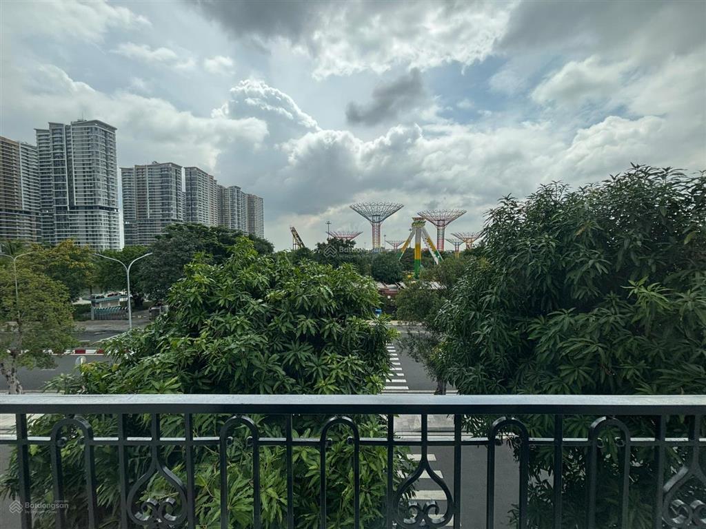 Biệt thự 220m2 hoàn thiện có thang máy,đối diện công viên 120 triệu/ tháng tại vinhomes grand park