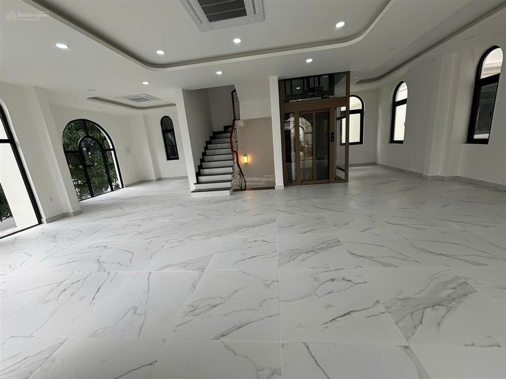 Biệt thự 220m2 hoàn thiện có thang máy,đối diện công viên 120 triệu/ tháng tại vinhomes grand park