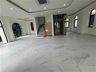Biệt thự 220m2 hoàn thiện có thang máy,đối diện công viên 120 triệu/ tháng tại vinhomes grand park
