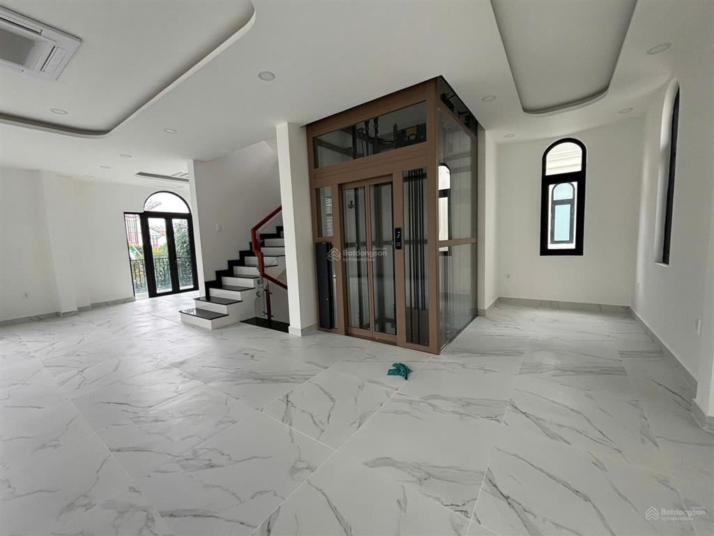 Biệt thự 220m2 hoàn thiện có thang máy,đối diện công viên 120 triệu/ tháng tại vinhomes grand park