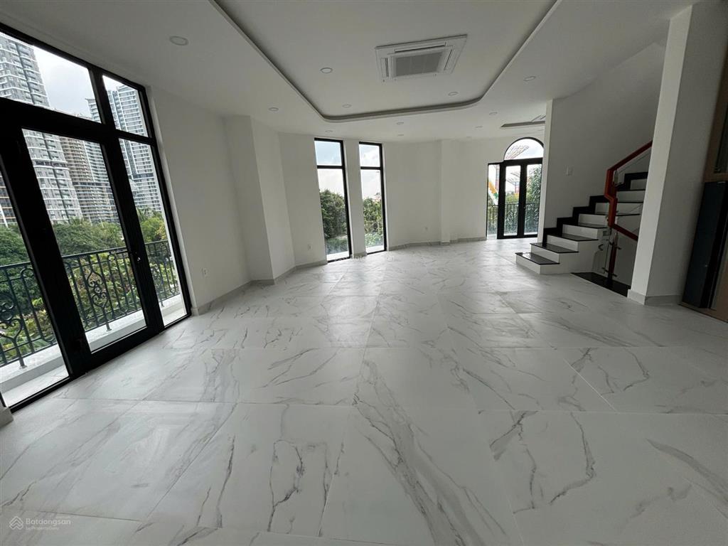 Biệt thự 220m2 hoàn thiện có thang máy,đối diện công viên 120 triệu/ tháng tại vinhomes grand park