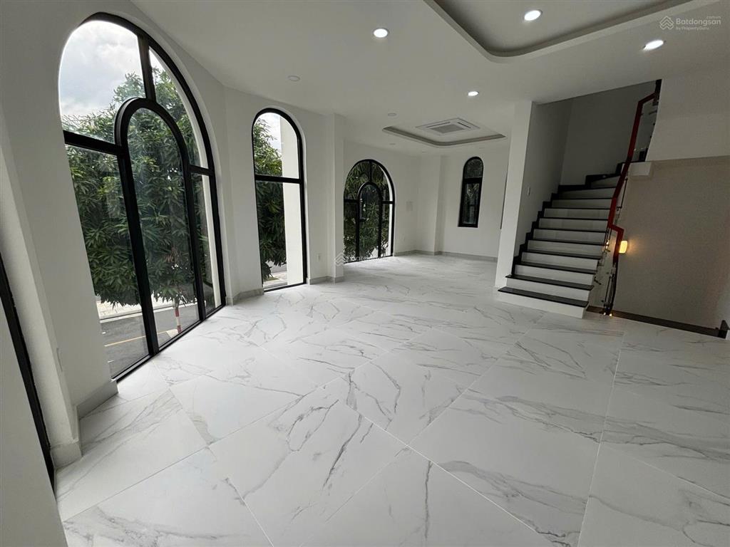 Biệt thự 220m2 hoàn thiện có thang máy,đối diện công viên 120 triệu/ tháng tại vinhomes grand park