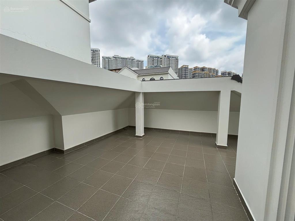 Biệt thự 220m2 hoàn thiện có thang máy,đối diện công viên 120 triệu/ tháng tại vinhomes grand park
