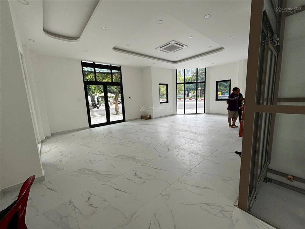 Biệt thự 220m2 hoàn thiện có thang máy,đối diện công viên 120 triệu/ tháng tại vinhomes grand park