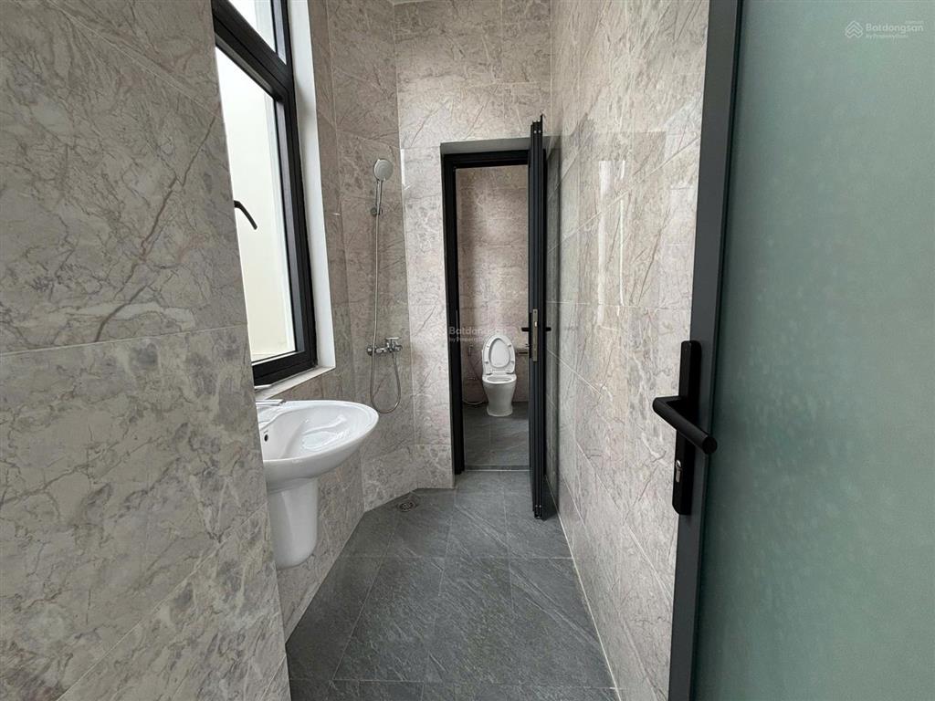 Biệt thự 220m2 hoàn thiện có thang máy,đối diện công viên 120 triệu/ tháng tại vinhomes grand park