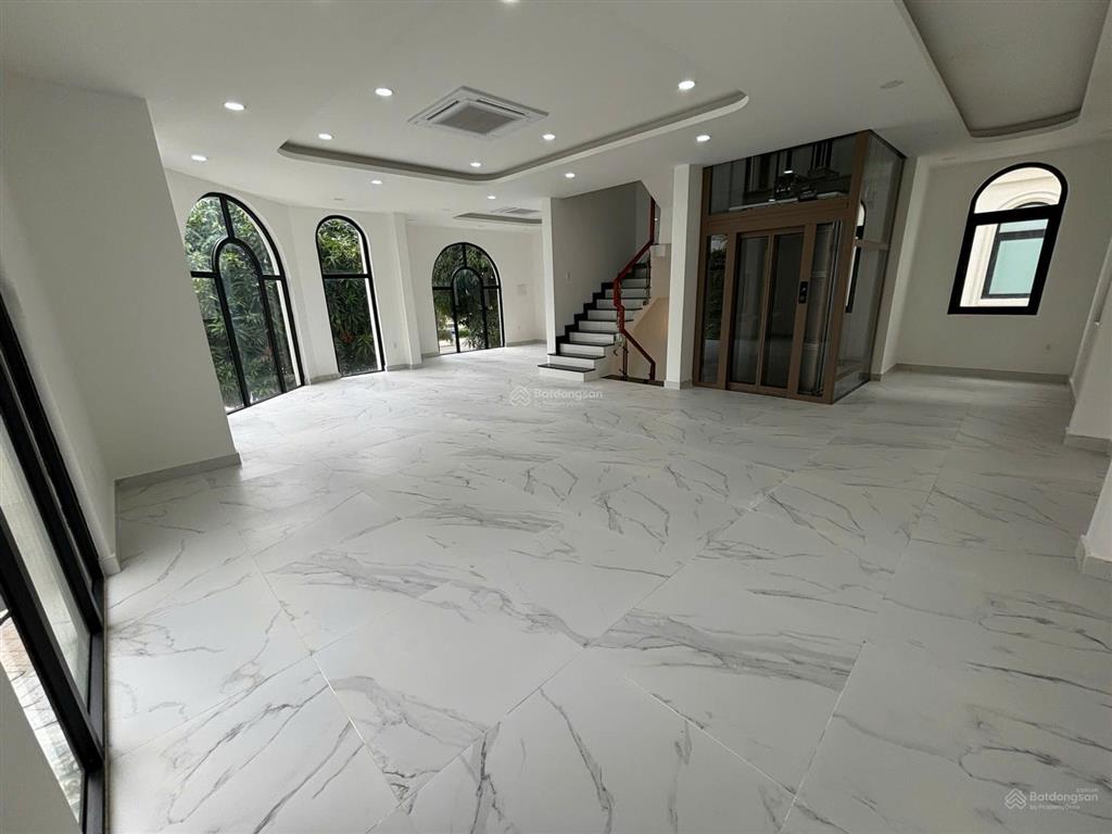 Biệt thự 220m2 hoàn thiện có thang máy,đối diện công viên 120 triệu/ tháng tại vinhomes grand park