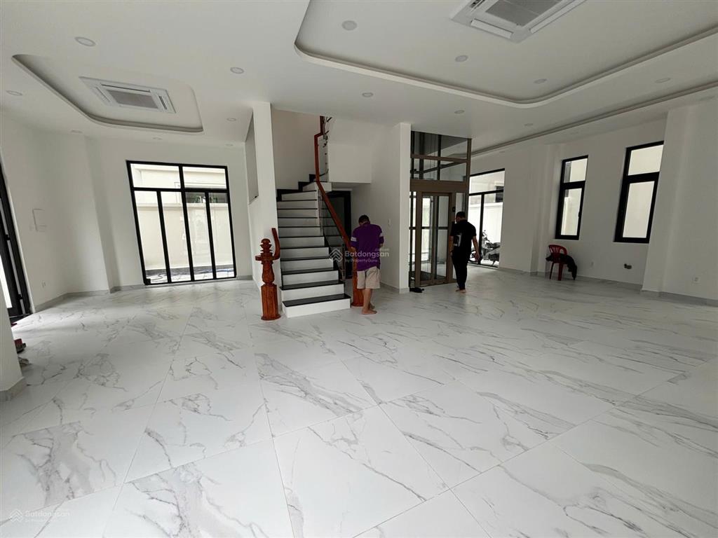 Biệt thự 220m2 hoàn thiện có thang máy,đối diện công viên 120 triệu/ tháng tại vinhomes grand park