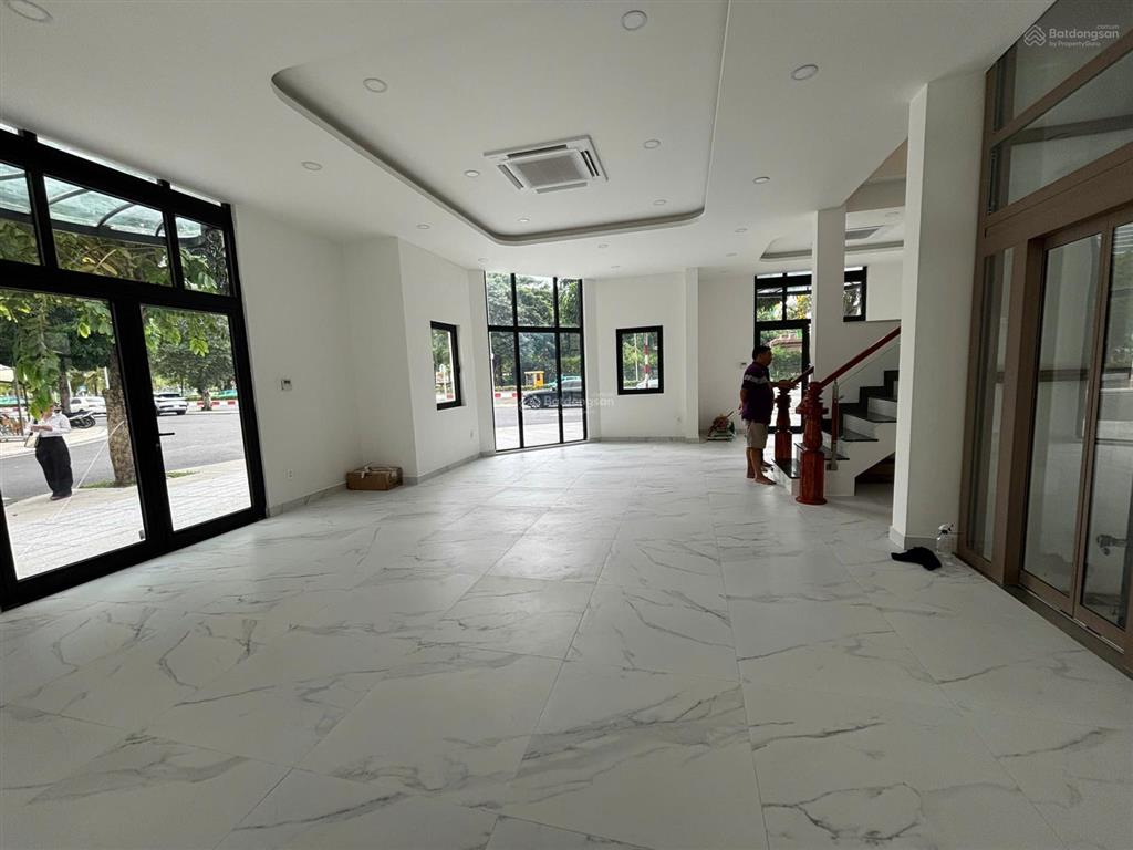 Biệt thự 220m2 hoàn thiện có thang máy,đối diện công viên 120 triệu/ tháng tại vinhomes grand park