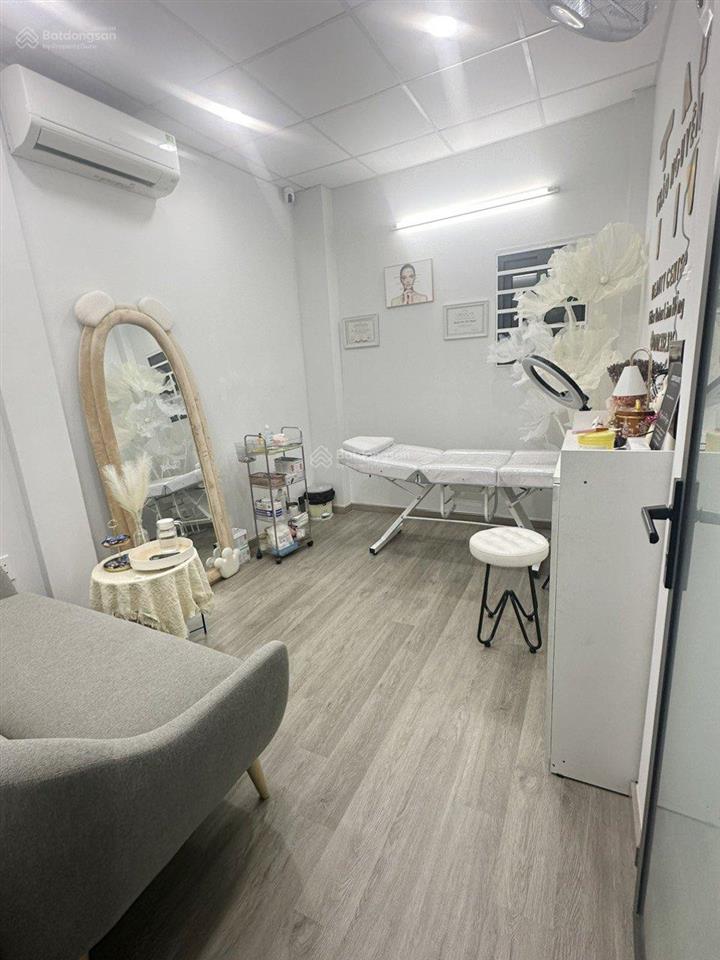 Nhà đường nguyễn trãi, nội thất cơ bản, hẻm 4m, có sân để xe, khu dân trí.