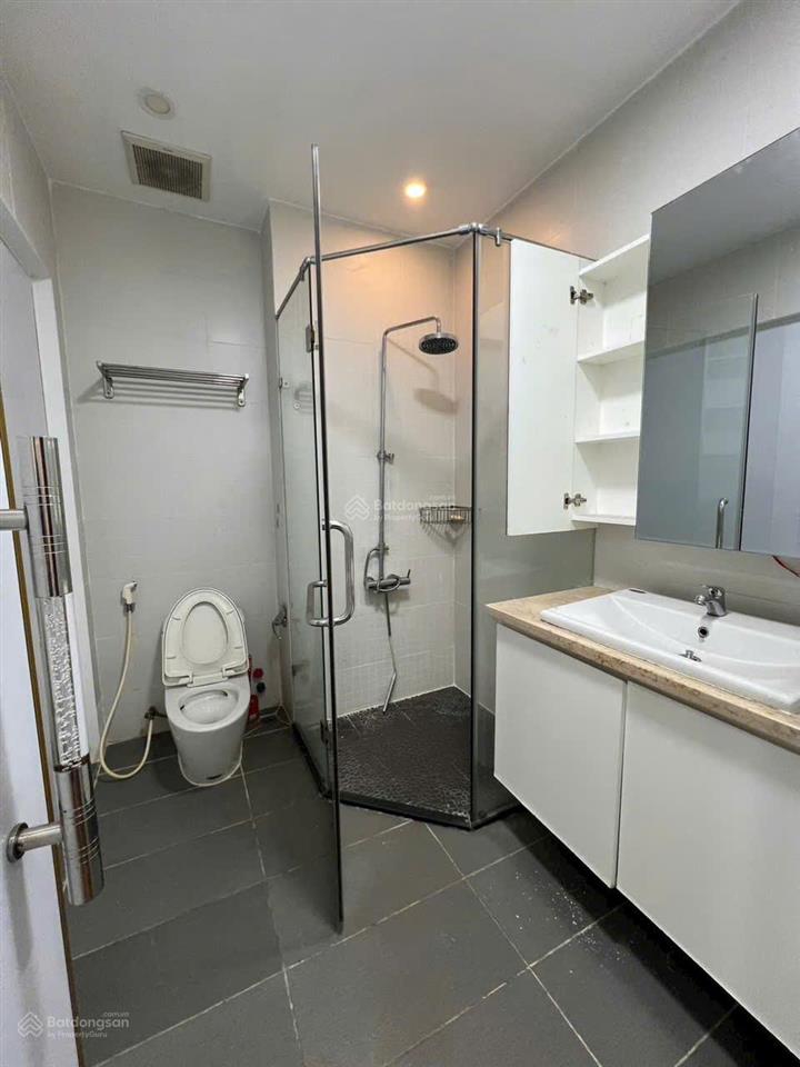 Nhà mặt tiền trần hưng đạo, 4 tầng, ngang 4m dài 20m, nhà sạch đẹp