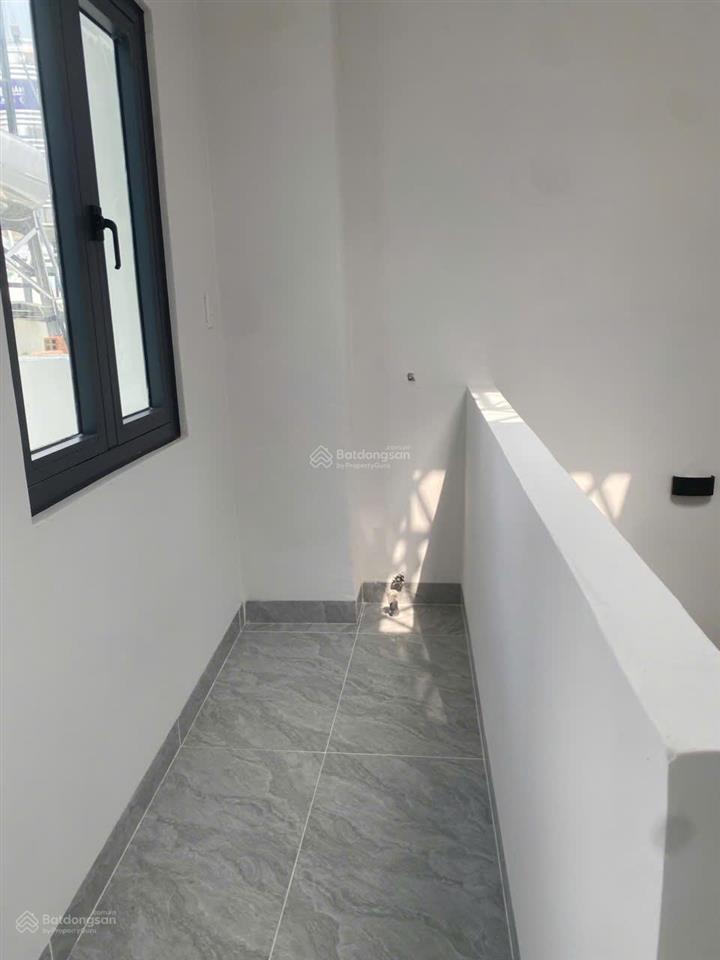 Nhà mới xây 100%, đường bình tiên, hẻm xe hơi, 1 trệt 2 lầu sân thượng.