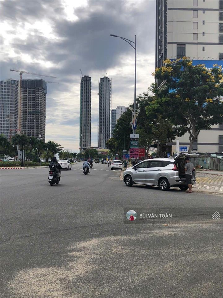 Mảnh đất sát mặt phố phạm văn đồng cách bãi tắm chỉ khoảng 300m, đường rộng 7,5m, dt 120m