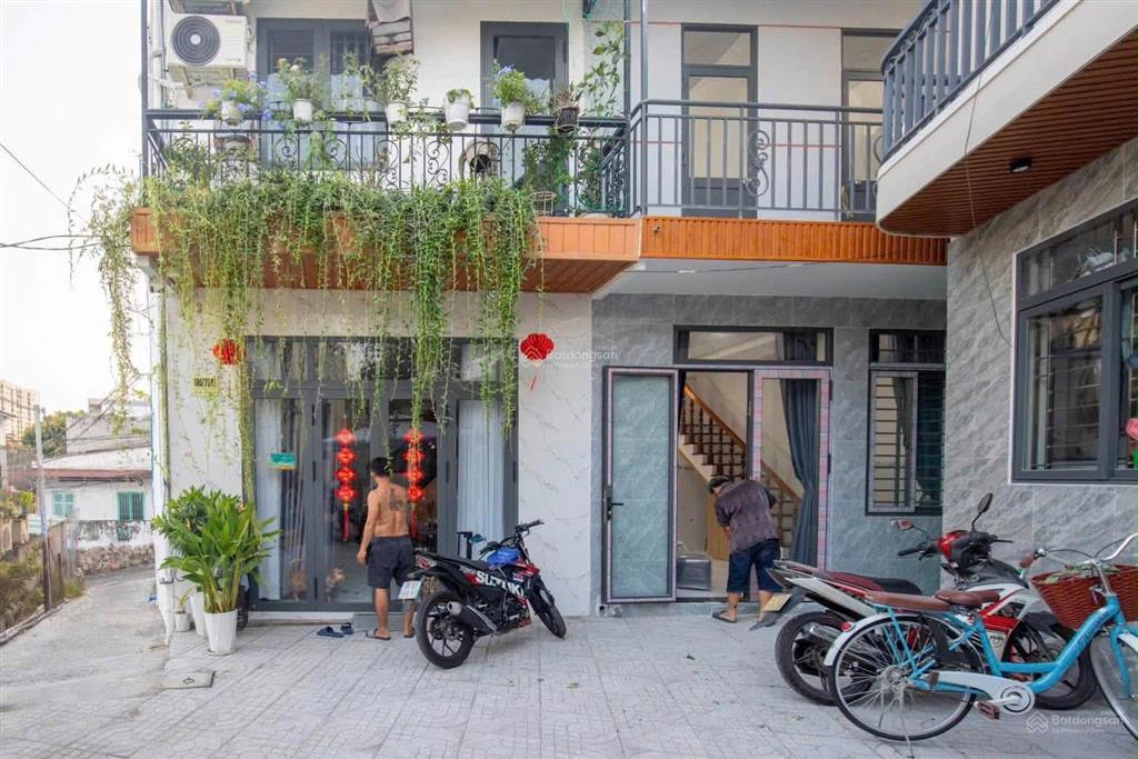 Tôi chính chủ bán căn nhà giá 700tr ô tô đậu cửa , sổ đầy đủ , gần ngay bệnh viện q12 , hỗ trợ vay