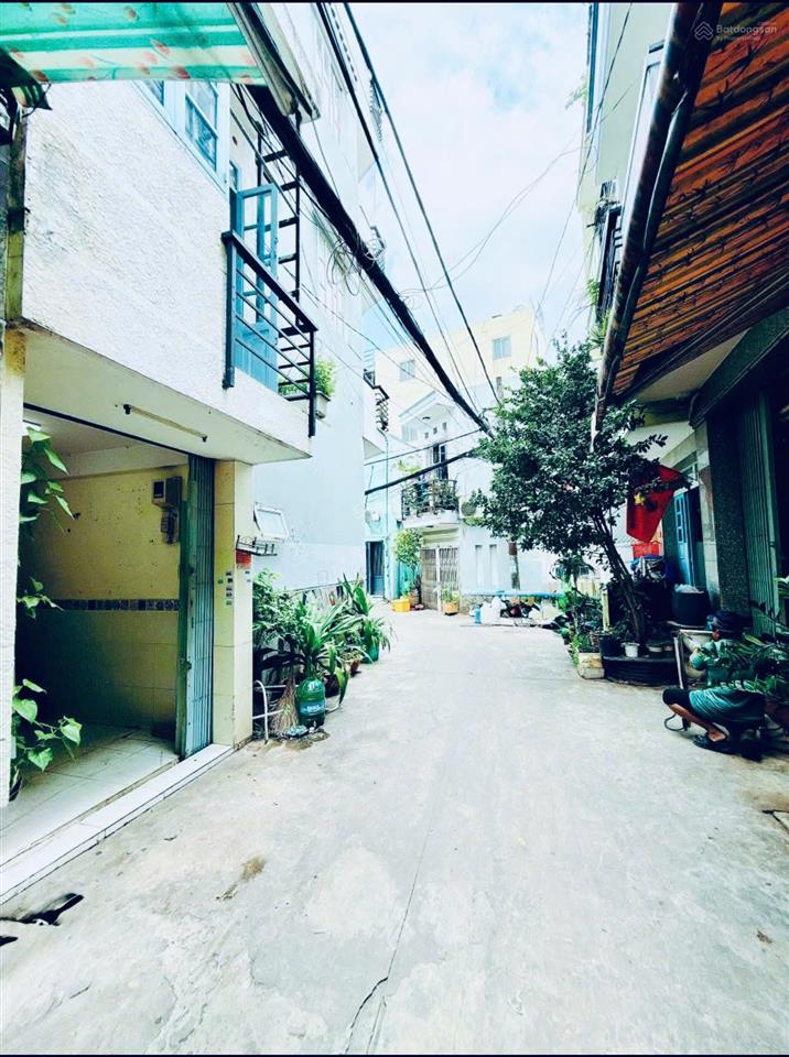 Nhà riêng lẻ giá chỉ 700tr còn thương lượng , ngay chợ hiệp thành q12 sổ hồng đầy đủ , đường 4m