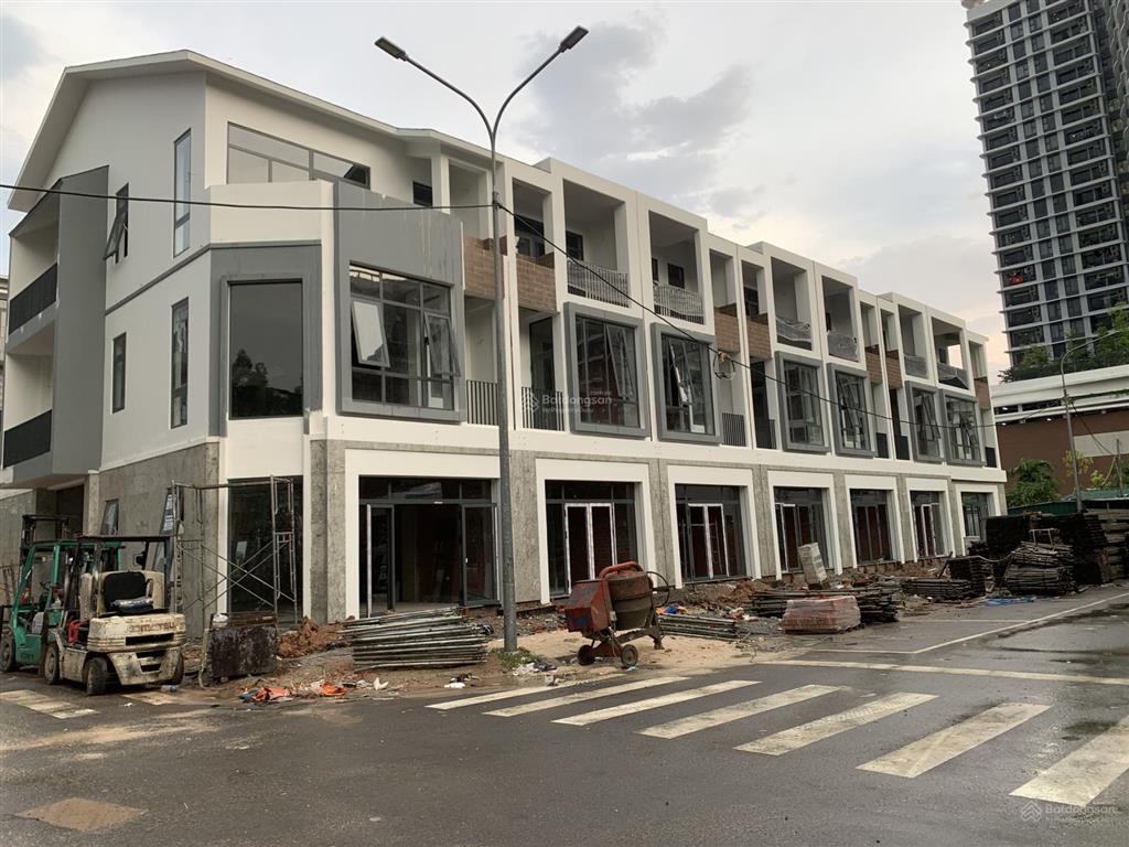 Bán nhà phố uni complex tp. mới giá chỉ từ 5,6 tỷ/căn, đất 95102m, sàn 265m (1 trệt 2 lầu)