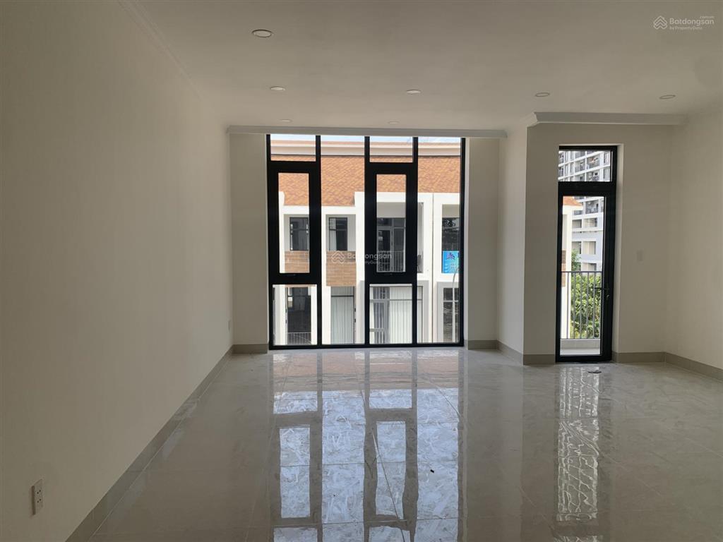 Bán nhà phố uni complex tp. mới giá chỉ từ 5,6 tỷ/căn, đất 95102m, sàn 265m (1 trệt 2 lầu)