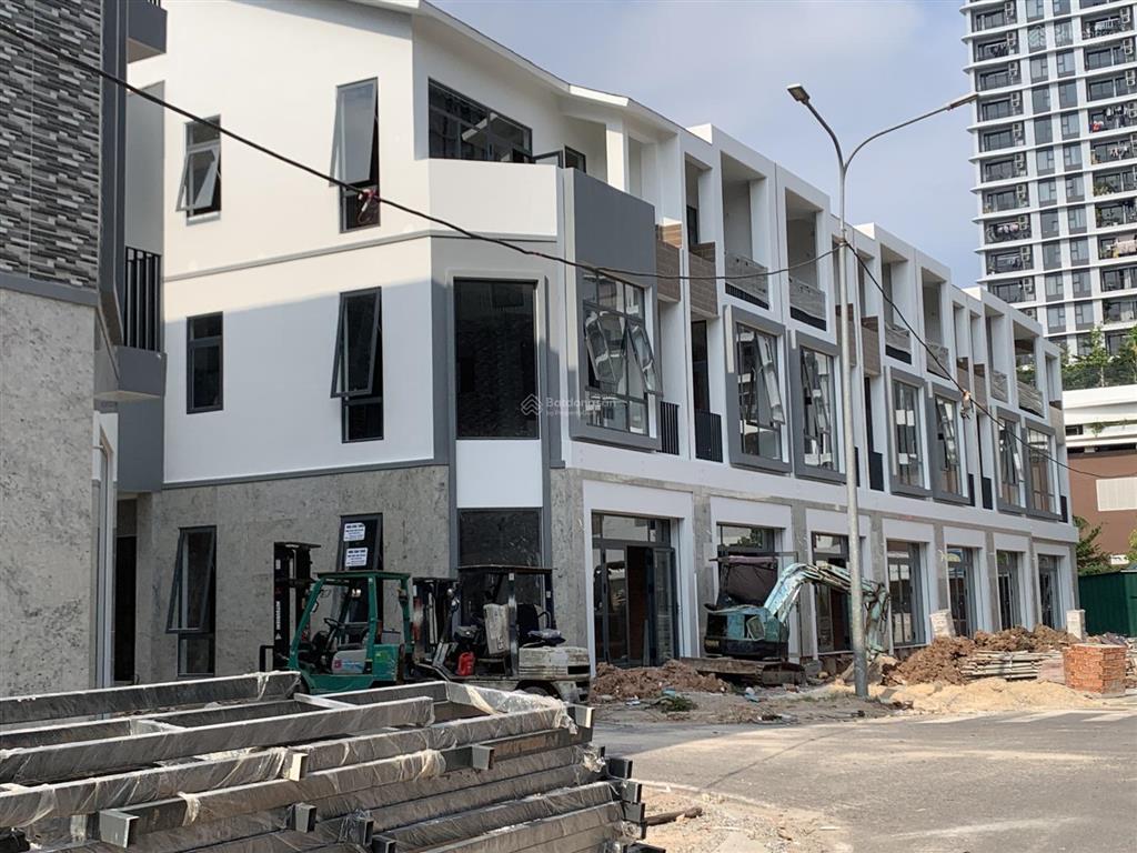 Bán nhà phố uni complex tp. mới giá chỉ từ 5,6 tỷ/căn, đất 95102m, sàn 265m (1 trệt 2 lầu)