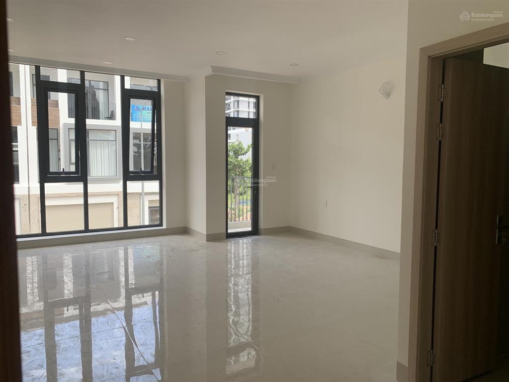 Bán nhà phố uni complex tp. mới giá chỉ từ 5,6 tỷ/căn, đất 95102m, sàn 265m (1 trệt 2 lầu)