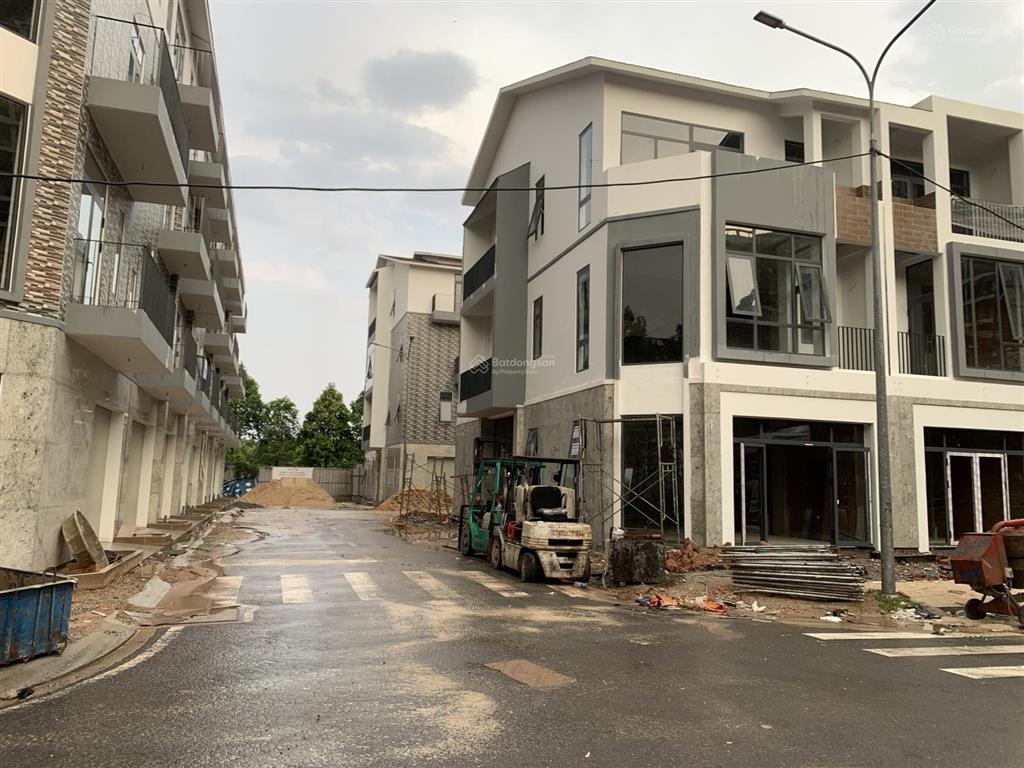 Bán nhà phố uni complex tp. mới giá chỉ từ 5,6 tỷ/căn, đất 95102m, sàn 265m (1 trệt 2 lầu)