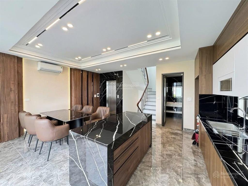 Bán nhà ngay bìg c long biên,cách 1 nhà ra mặt phố 45m 6tầng thang máy,kinh doanh kết hợp ở
