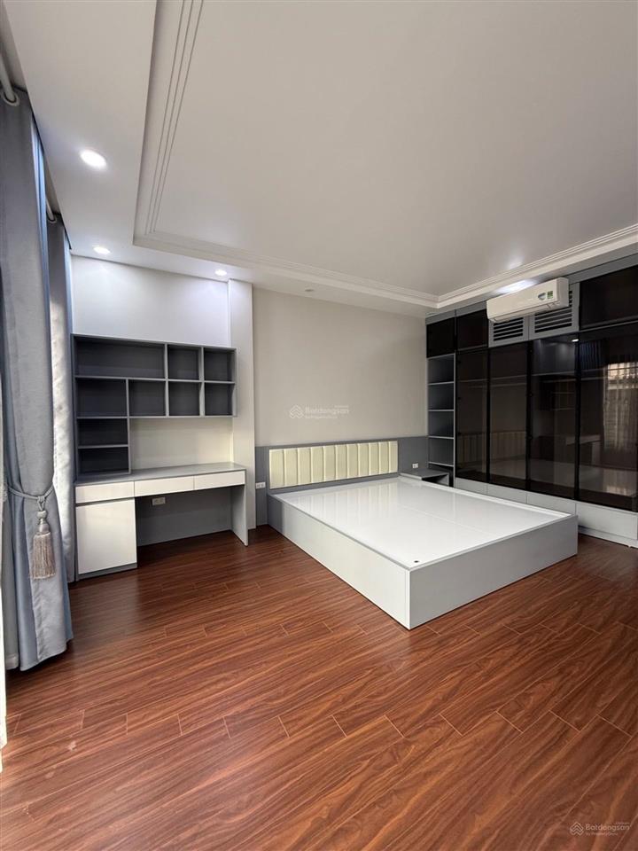Bán nhà bồ đề vị trí vàng nhà mới đẹp long lanh 40m x 5 tầng ngay hồ điều hòa nhỉnh 9 tỷ
