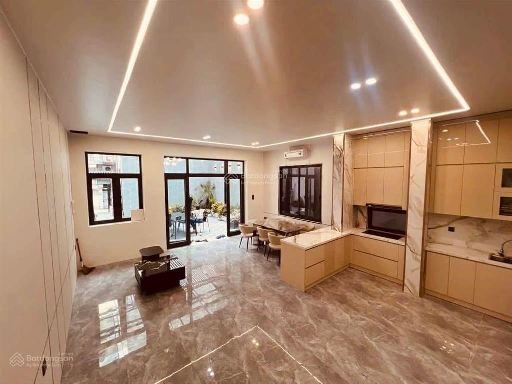 Bán biệt thự 100m nguyễn văn cừ, long biên 7 tầng thang máy, full nội thất giá rẻ chỉ 15,x tỷ