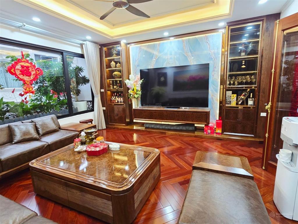 Bán nhà đẹp lâm du, long biên 60m, 4 tầng sân để xe, sát cầu trần hưng đạo