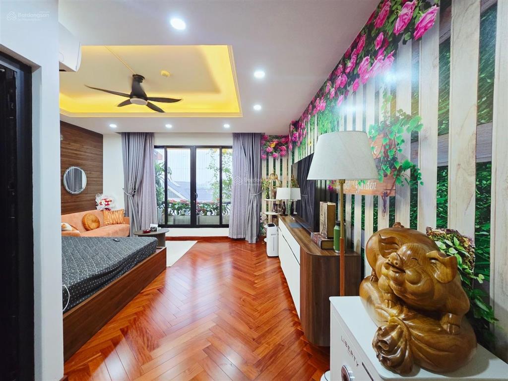 Bán nhà đẹp lâm du, long biên 60m, 4 tầng sân để xe, sát cầu trần hưng đạo