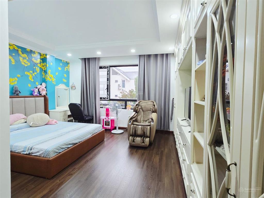 Bán nhà đẹp lâm du, long biên 60m, 4 tầng sân để xe, sát cầu trần hưng đạo